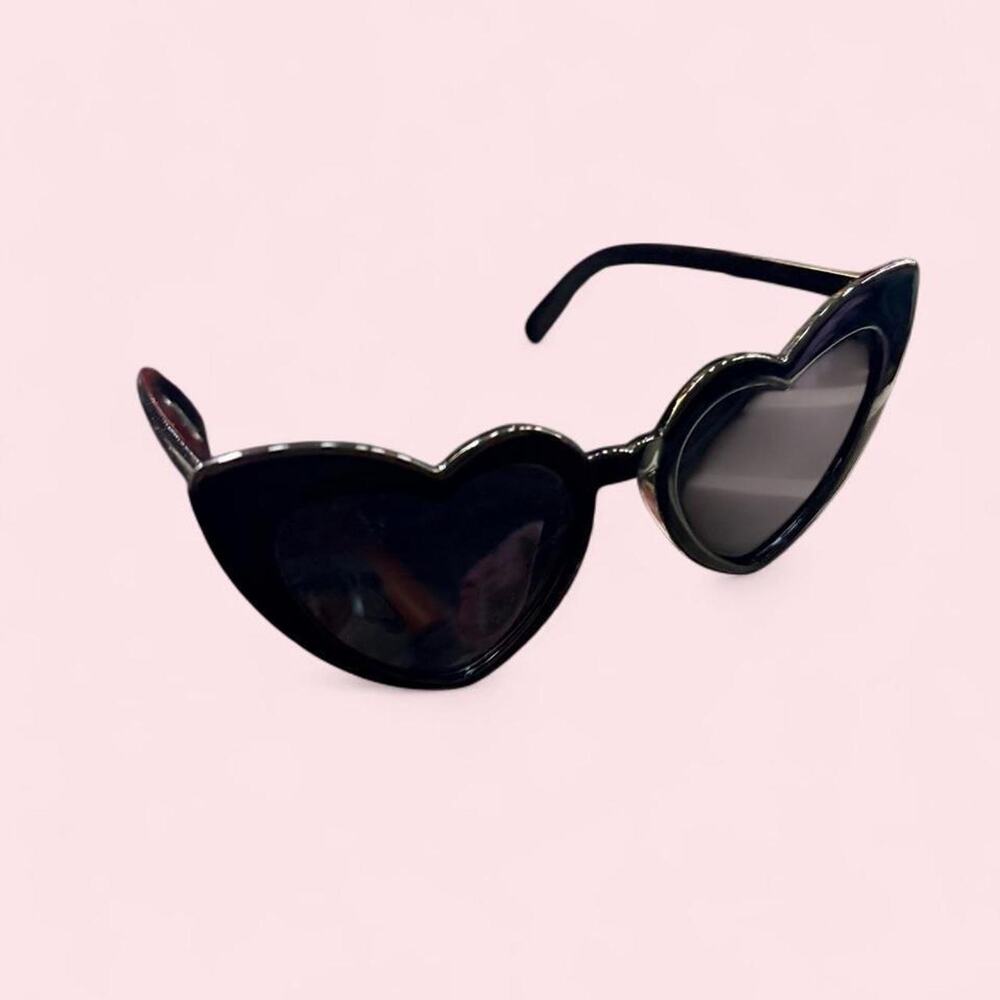 Black heart-shaped cat eye sunglasses baddie barbiecore y2k babygirl coquette